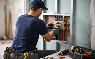 plombier-installe-mitigeur-cloison-tuyaux